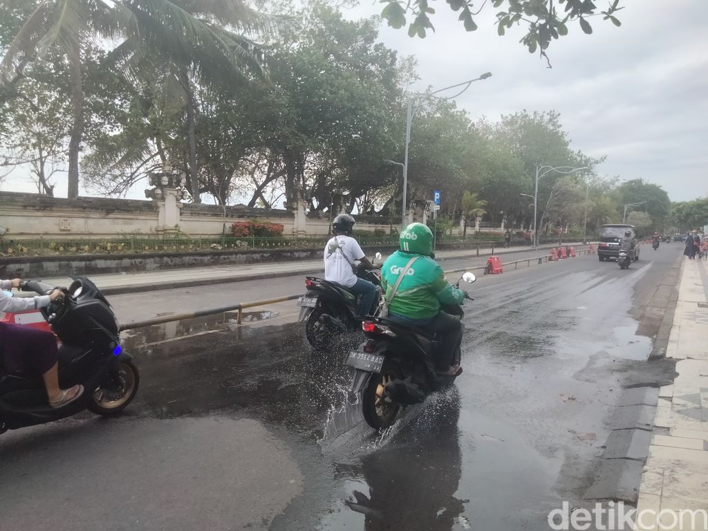 Suasana Jalur Depan Pantai Kuta.