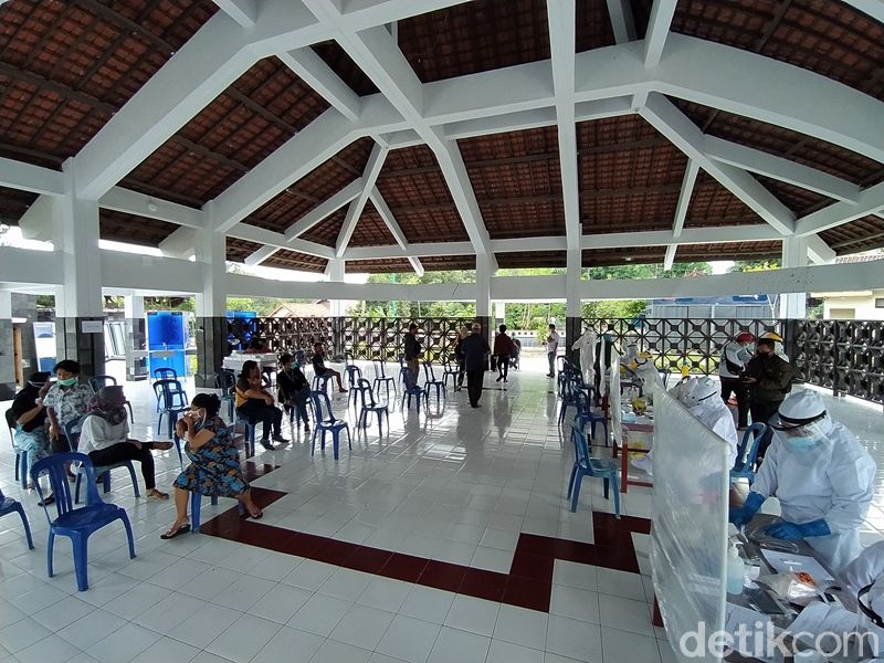 Suasana pelaksanaan rapid test antigen di TIC Borobudur