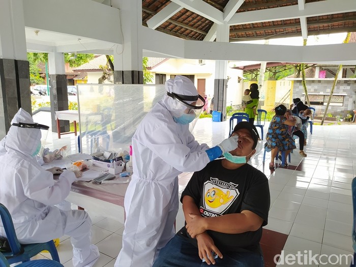 Suasana pelaksanaan rapid test antigen di TIC Borobudur