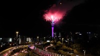 Perayaan ditandai dengan gemerlap kembang api yang diluncurkan dari tower.