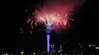 Nyala warna-warni kembang api dengan latar belakang bulan purnama membuatnya terlihat mempesona.