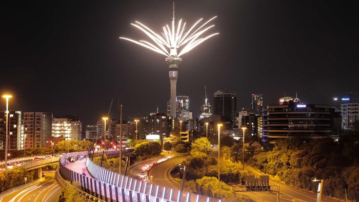 Selandia Baru menjadi salah satu negara yang paling awal merayakan pergantian tahun. Landmark di Sky Tower, Auckland.