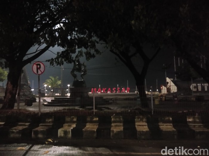Suasana tahun baru di Pantai Losari Makassar (Hermawan Mappiwali/detikcom)