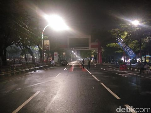 Suasana tahun baru di Pantai Losari Makassar (Hermawan Mappiwali/detikcom)