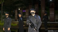 Penutupan jalan tersebut guna mencegah kerumunan di ruas jalan Jakarta.