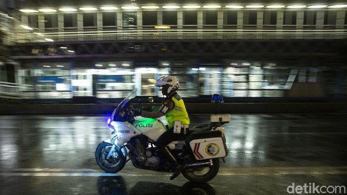 Petugas gabungan dikerahkan untuk melakukan penyekatan di kawasan Sudirman-Thamrin untuk mencegah penyebaran COVID-19.