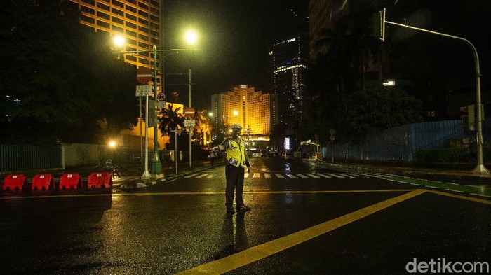 Petugas gabungan dikerahkan untuk melakukan penyekatan di kawasan Sudirman-Thamrin untuk mencegah penyebaran COVID-19.