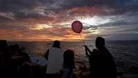 Pantai Ampenan tetap ramai dikunjungi warga menjelang pergantian tahun walaupun pemerintah setempat telah melarang masyarakat melakukan kegiatan yang menimbulkan kerumunan dan merayakan pesta malam pergantian tahun di tengah pandemi COVID-19. ANTARA FOTO/Ahmad Subaidi