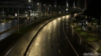 Jalan protokol di Jakarta terlihat lenggang di malam pergantian tahun. Rifkianto Nugroho/detikcom