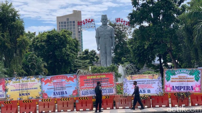 Taman Apsari Surabaya Dibanjiri Karangan Bunga Selamat