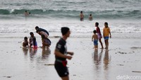 Kalau Kuta selalu penuh dengan bule, Jimbaran jadi tempat warga lokal mengusir penat.