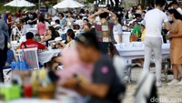 Tak seperti Kuta yang lowong, Pantai Jimbaran termasuk yang sesak di akhir pekan. Wisatawan domestik dan warga lokal berkumpul menikmati indahnya laut sambil makan seafood di kedai pinggir pantai.