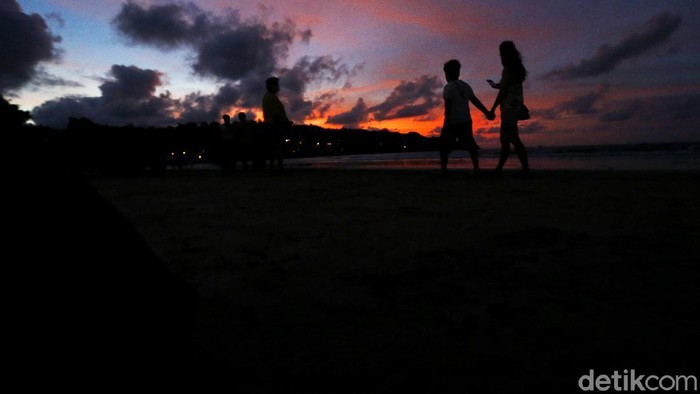 Bali dan deretan pantai cantiknya sudah menunggumu. Bosan dengan sunset Kuta, coba ke Jimbaran.