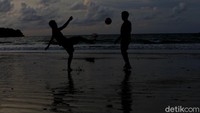 Ada pula yang sedang asyik bermain bola.