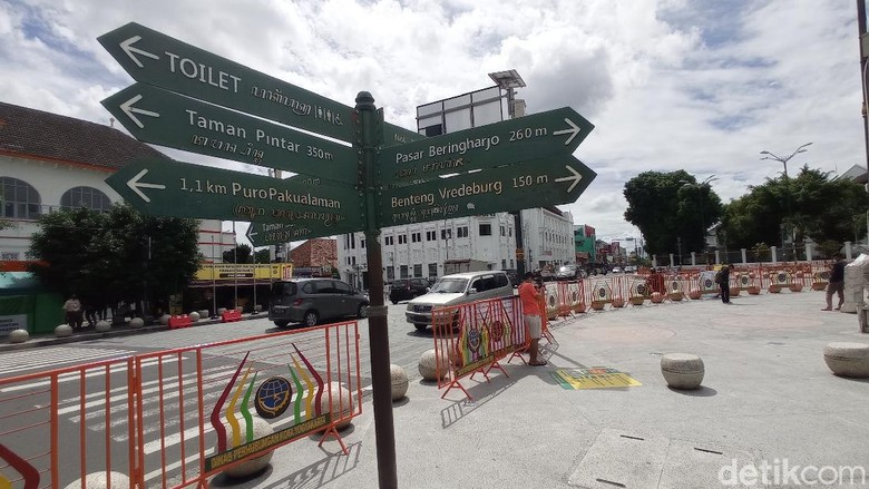Titik Nol Kilometer Yogyakarta Dipagar, Ada Apa? Pemerintah Kota Yogyakarta bergerak cepat untuk mengantisipasi kerumunan selama malam tahun baru. Salah satunya dengan membuat pagar di Titik Nol Kilometer.