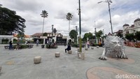 Tepatnya yang berhadapan langsung dengan Gedung Agung Istana Negara dan Monumen Serangan Oemoem 1 Maret.