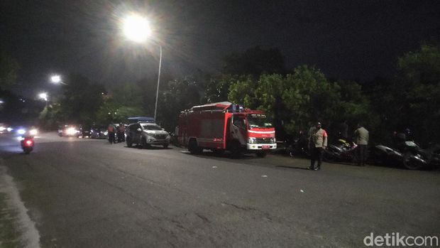 TNI-Brimob jaga flyover UI (Sachril/detikcom)