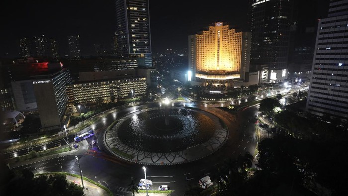 This in an overview of the empty Hotel Indonesia Roundabout, a spot normally crowded with people on New Years Eve, at the main business district in Jakarta, Indonesia, late Thursday, Dec. 31, 2020.  Indonesian government banned celebration events on the New Years eve that could attract crowd to prevent the spread of coronavirus outbreak. (AP Photo/Dita Alangkara)