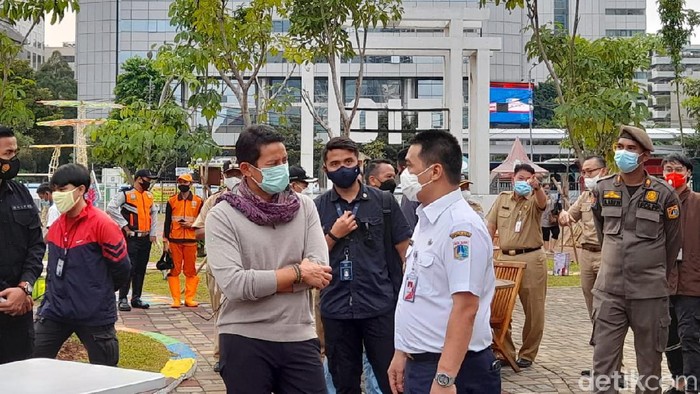 Wagub DKI Ahmad Riza Patria dan Menparekraf Sandiaga Uno saat bertemu di Thamrin 10 (Tiara Aliya/detikcom)