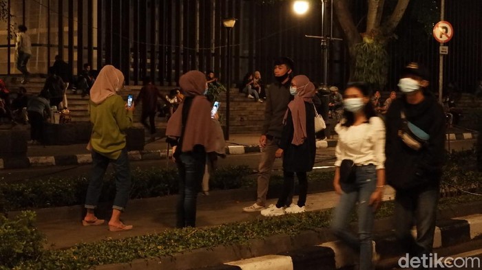 Warga nekat masuk ke kawasan Alun-alun Bandung.