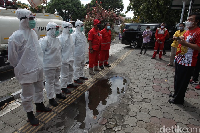 PMI Yogyakarta melakukan disinfeksi Corona dengan menyemprotkan disinfektan di kawasan Yogyakarta jelang pergantian tahun.