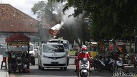 Selian itu, Jalan Kauman, Jalan Ngasem, Jalan Tamansari,dan Keliling Alun-Alun Kidul juga disemprot disinfektan.