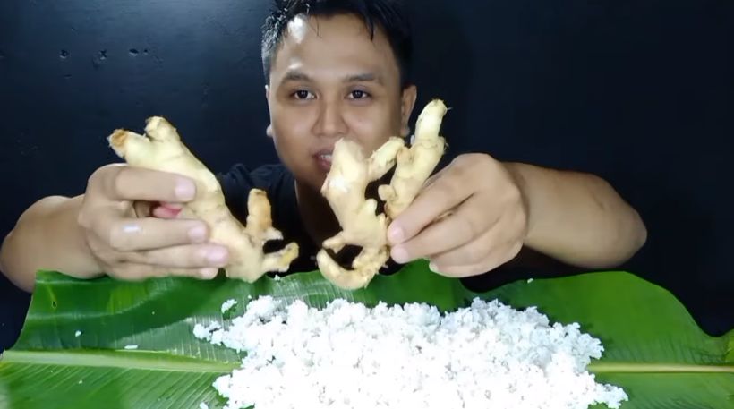 Nyeleneh! YouTuber Ini Pilih Mukbang Bawang Putih dan Jahe Mentah
