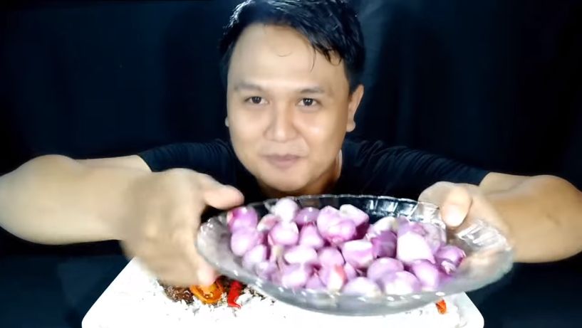 Nyeleneh! YouTuber Ini Pilih Mukbang Bawang Putih dan Jahe Mentah