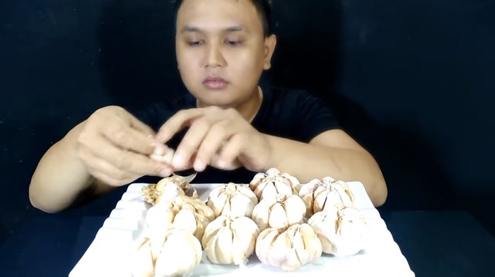 Nyeleneh! YouTuber Ini Pilih Mukbang Bawang Putih dan Jahe Mentah