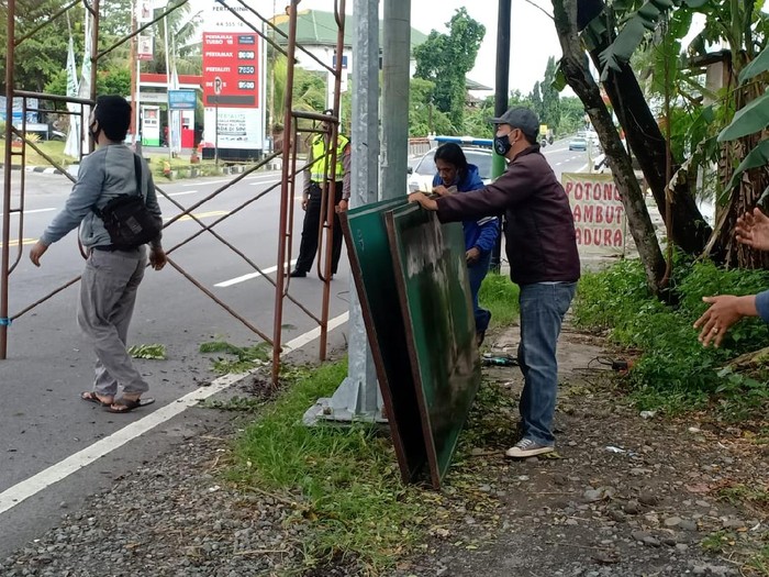 3 Plang FPI di Sleman dicopot, Jumat (1/1/2021).