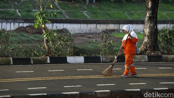 Meski tidak ada perayaan malam pergantian tahun 2021 di Jakarta, pagi ini pasukan oranye tetap bekerja. Mereka membersihkan sampah di sejumlah titik.