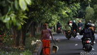 Dinas Lingkungan Hidup DKI Jakarta menyiagakan 1.000 personel kebersihannya untuk membersihkan tempat publik.