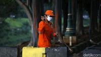 Lalu lintas yang lengang membuat kerja mereka lebih nyaman.