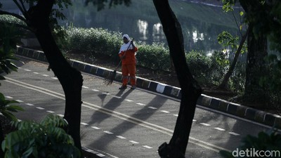 Aksi Pasukan Oranye Bersih-bersih di Awal Tahun Baru