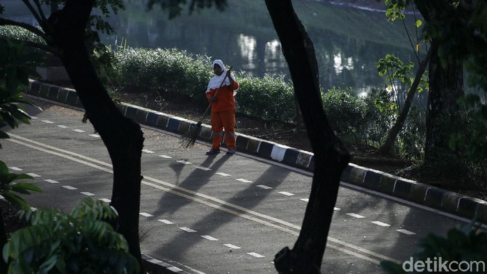 Aksi Pasukan Oranye Bersih-bersih di Awal Tahun Baru Meski tidak ada perayaan malam pergantian tahun 2021 di Jakarta, pagi ini pasukan oranye tetap bekerja. Mereka membersihkan sampah di sejumlah titik.