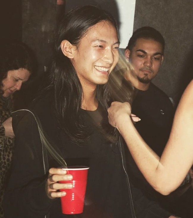 Pada 2012, Alexander Wang dipercaya sebagai creative director rumah mode Balenciaga, menggantikan Nicolas Ghesquiere. Dia juga berkolaborasi meluncurkan koleksi khusus bersama H&M. Foto: Instagram/@alexwangny