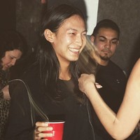 Pada 2012, Alexander Wang dipercaya sebagai creative director rumah mode Balenciaga, menggantikan Nicolas Ghesquiere. Dia juga berkolaborasi meluncurkan koleksi khusus bersama H&M. Foto: Instagram/@alexwangny
