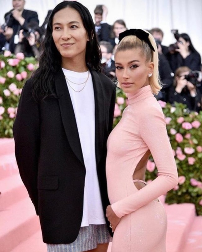 Sebelumnya ramai beredar unggahan yang menuduh bahwa Alexander Wang telah melakukan pelecehan seksual terhadap seorang model. Tuduhan berawal dari unggahan dua akun Instagram. Mereka mengunggah pengakuan dari seorang model bernama Owen Mooney. Foto: Instagram/@alexwangny