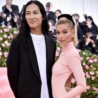 Sebelumnya ramai beredar unggahan yang menuduh bahwa Alexander Wang telah melakukan pelecehan seksual terhadap seorang model. Tuduhan berawal dari unggahan dua akun Instagram. Mereka mengunggah pengakuan dari seorang model bernama Owen Mooney. Foto: Instagram/@alexwangny