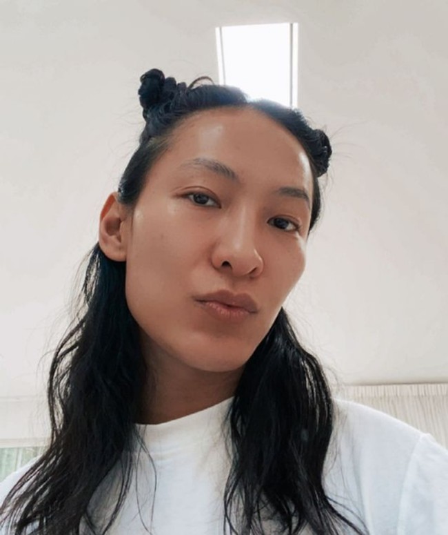 Dalam beberapa hari terakhir, saya mendapat tuduhan yang tak berdasar dan aneh sekali. Klaim salah tersebut diperkuat oleh akun media sosial yang terkenal suka mengunggah konten-konten berisi fitnah dari sumber yang tak dikenal tanpa menyertakan bukti atau cek ricek fakta, demikian ditulis Alexander Wang dalam pernyataannya, seperti dikutip dari People. Foto: Instagram/@alexwangny