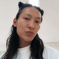 Dalam beberapa hari terakhir, saya mendapat tuduhan yang tak berdasar dan aneh sekali. Klaim salah tersebut diperkuat oleh akun media sosial yang terkenal suka mengunggah konten-konten berisi fitnah dari sumber yang tak dikenal tanpa menyertakan bukti atau cek ricek fakta, demikian ditulis Alexander Wang dalam pernyataannya, seperti dikutip dari People. Foto: Instagram/@alexwangny