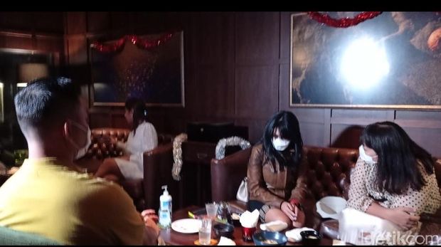 Aparat gabungan TNI-Polri, Satpol PP DKI razia gedung perkantoran di Sudirman, Jakarta. Ada 8 orang hendak di dalam kafe yang diduga hendak pesta tahun baru (Wilda Hayatun/detikcom)