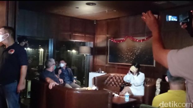 Aparat gabungan TNI-Polri, Satpol PP DKI razia gedung perkantoran di Sudirman, Jakarta. Ada 8 orang hendak di dalam kafe yang diduga hendak pesta tahun baru (Wilda Hayatun/detikcom)