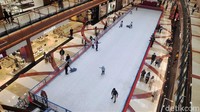 Momen libur tahun baru kerap dimanfaatkan warga untuk beraktivitas bersama keluarga, belajar bermain ice skating jadi salah satu kegiatan yang menarik untuk dilakukan.