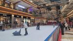 Asyiknya Bermain Ice Skating Saat Libur Tahun Baru