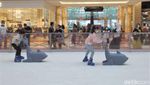 Asyiknya Bermain Ice Skating Saat Libur Tahun Baru