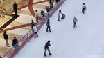 Asyiknya Bermain Ice Skating Saat Libur Tahun Baru
