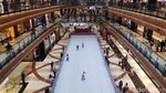Asyiknya Bermain Ice Skating Saat Libur Tahun Baru