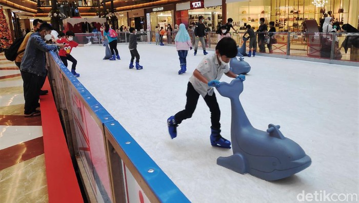 Asyiknya Bermain Ice Skating Saat Libur Tahun Baru Momen libur tahun baru kerap dimanfaatkan warga untuk beraktivitas bersama keluarga. Salah satu kegiatan yang menarik untuk dilakukan adalah bermain ice skating