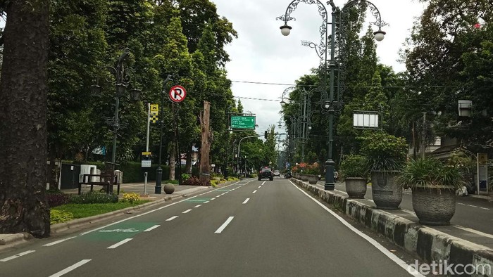 Awal Tahun 2021, Lalin Bandung Lengang Hari pertama di tahun 2021, sejumlah ruas jalan di Kota Bandung lengang. Kendaraan pun lancar melintasi tiap ruas jalan di Bandung.